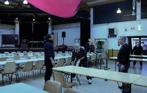 2017 installation des tables et chaises salle Abric