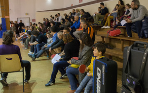 Enfants, parents, adultes licenciés prêts pour le bilan de fin de 1ère phase et les explications de déroulement de la soirée des 20mns de Noël