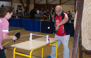 Marwa B. et Jean E. rivalisent d'adresse sur cette mini table de ping pong