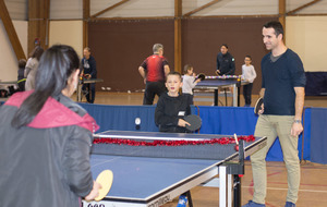 Parents et enfants prennent plaisir ensemble à maîtriser la trajectoire de la petite balle.