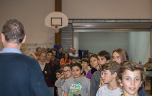 Alors parents, enfants en 2 files pour la composition des équipes de montées descentes.