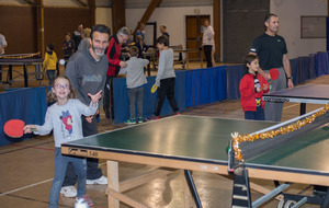 Joli lancé de service et on ne quitte pas la balle des yeux...