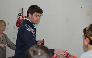 Des petits cadeaux de Noël pour les enfants en fin de soirée distribués par Bruno et Betty.