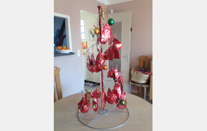 Et n'oublions pas de remercier le bureau qui a préparé cet événement, notamment l'arbre de Noël par Betty et Roland...