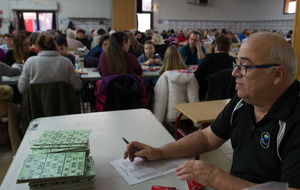 Loto 7 jan 18 - Jean vous attend à la table pour vous fournir de nouveaux cartons ou remettre des lots.