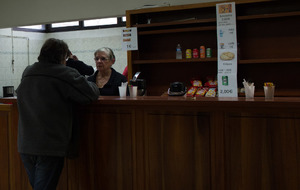 Loto 7 jan 18 - Claudie vous attend à la buvette pour vous servir boissons ou sucreries.