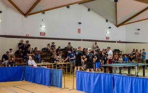 En fin de matinée, tous les participants du tournoi des familles sont regroupés pour la remise des récompenses par Jean-Pierre Rico, Maire de Pérols.