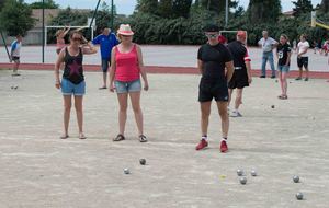 Marie-Laure, Stéphanie et Sylvain étudient les positions des 2 équipes