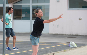 Cathy, quel lancer!
Mais qu'observe Marc?