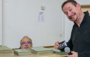 ...n'hésitez pas à venir prendre des cartons supplémentaires auprès de Jean et de Jérôme P.