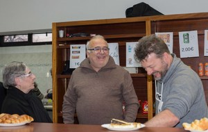 C'est également dans la bonne humeur que l'équipe "restauration"(ci-contre Claudie, Jean et Gilles, hors champ Dominique, Christian, ...) prépare pâtisseries et boissons pour le 1er entracte