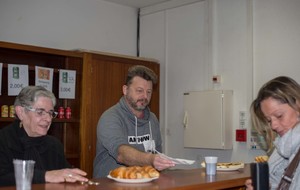 Claudie et Gilles servent la 1ère cliente...