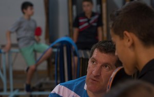 Dominique à la table de marque