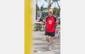 Hubert se concentre avant la pétanque
