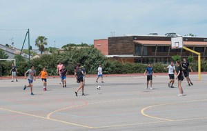 Pendant que les vétérans s'épuisent à la pétanque, les jeunes se relaxent avec le foot.