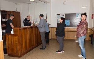 ...pendant que Sylvain s'applique au dosage du café.