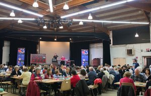 ..pour une salle désormais comble.