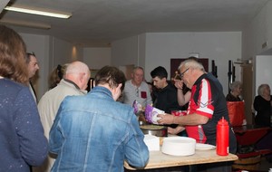 Jean et Mehdi préparent les dernière crêpes